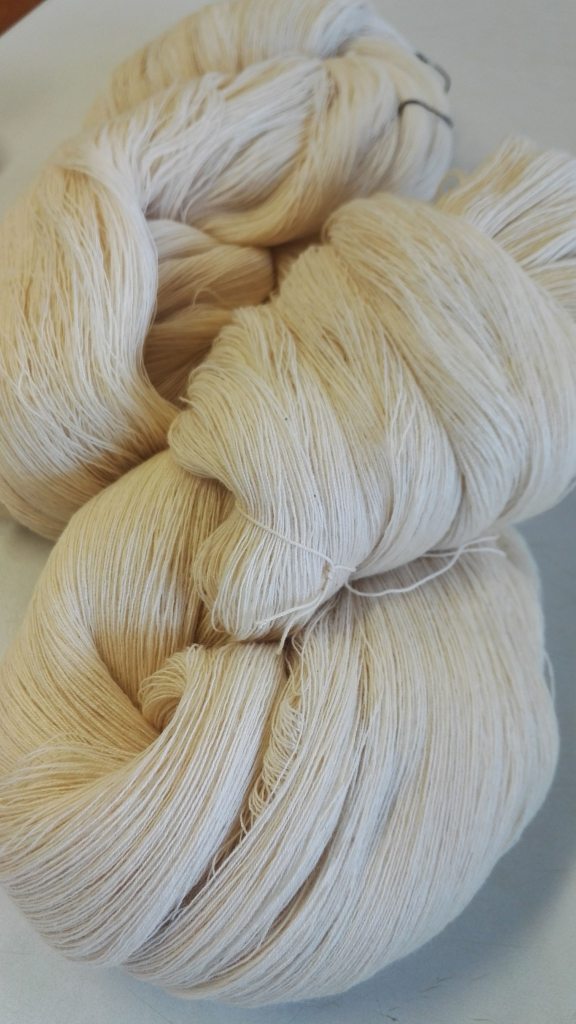 ohutta puuvillalankaa vyyhdillä