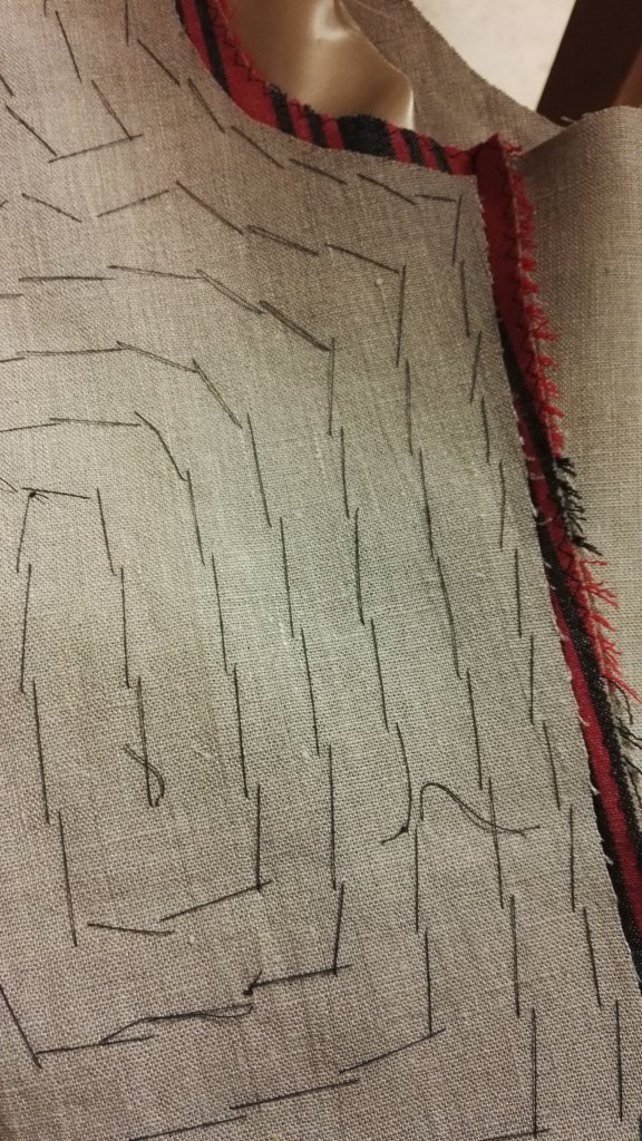 kansallispuvun liivin tukeminen pellavapalttina vuoripellava