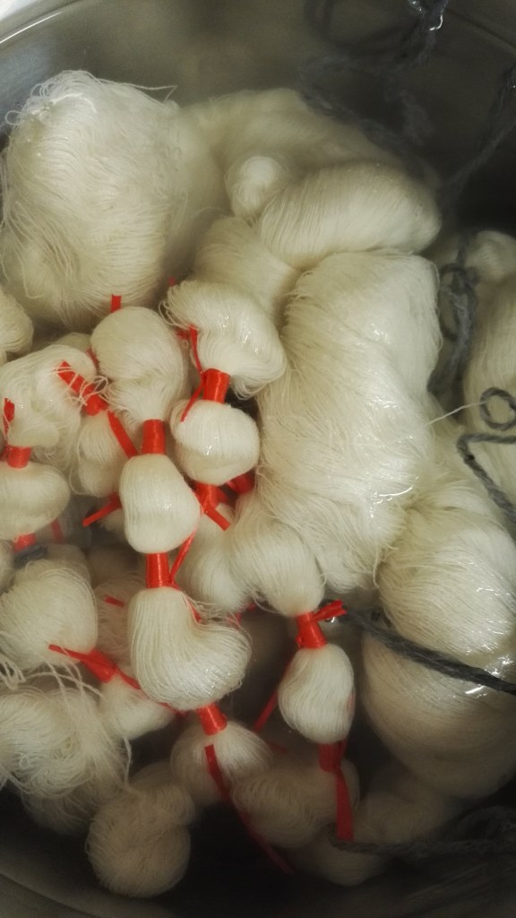 Somero kansallispuku hamekangas flammulanka ikatlanka värjäys