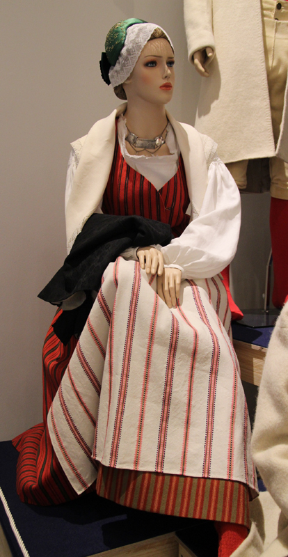 Säkylän naisen tarkistettu kansallispuku.