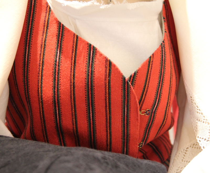 Säkylän naisen tarkistetun kansallispuvun liivi Suomen kansallispukukeskuksen kokoelmasta.