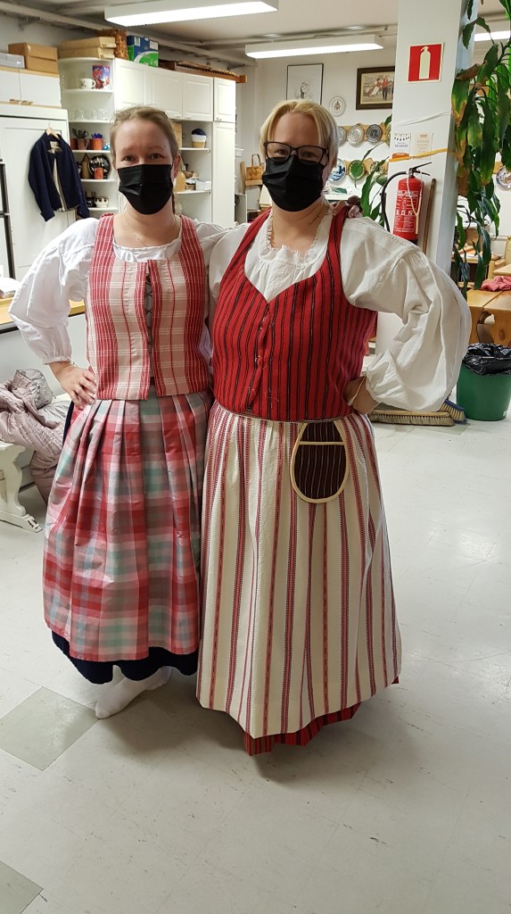 säkylän ja kokkolan seudun naisten kansallispuvut