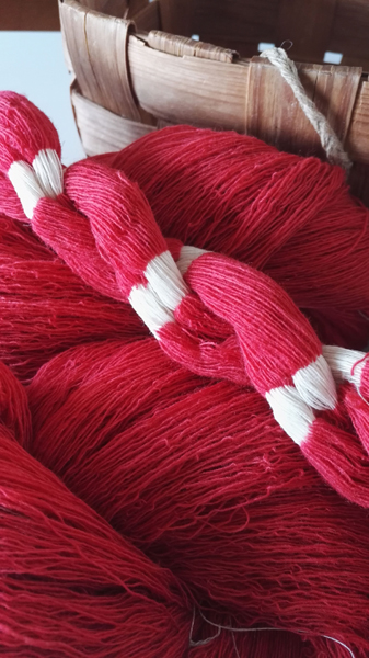 Säkylän naisen kansallispuvun liivikankaan ikat- eli flammulankaa.