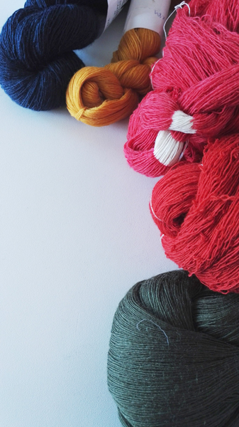 Säkylän naisen kansallispuvun kudelangat ovat karstavillaa.