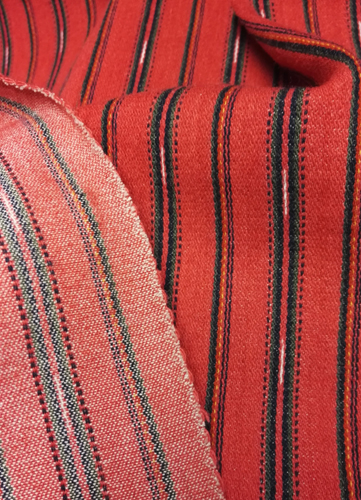 Säkylän naisen kansallispuvun liivikankaan nurja ja oikea puoli ovat erilaiset.