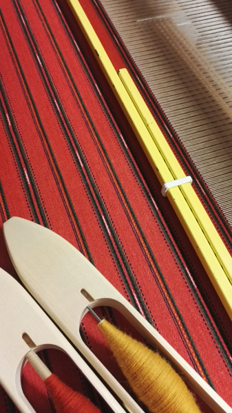 Säkylän naisen kansallispuvun liivikangas kudotaan käsin kangaspuissa.